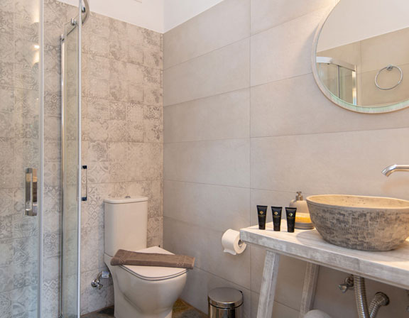 Salle de bain moderne dans les appartements de trois pièces