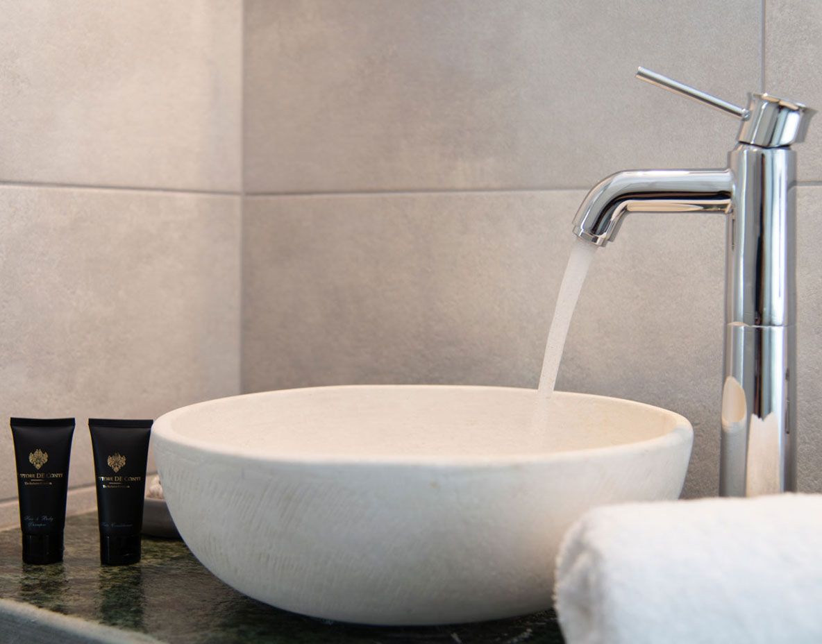 Salle de bain moderne dans les appartements de trois pièces