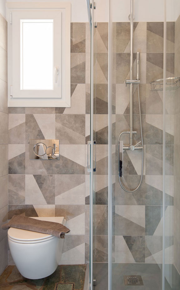 Salle de bain moderne dans les appartements de trois pièces