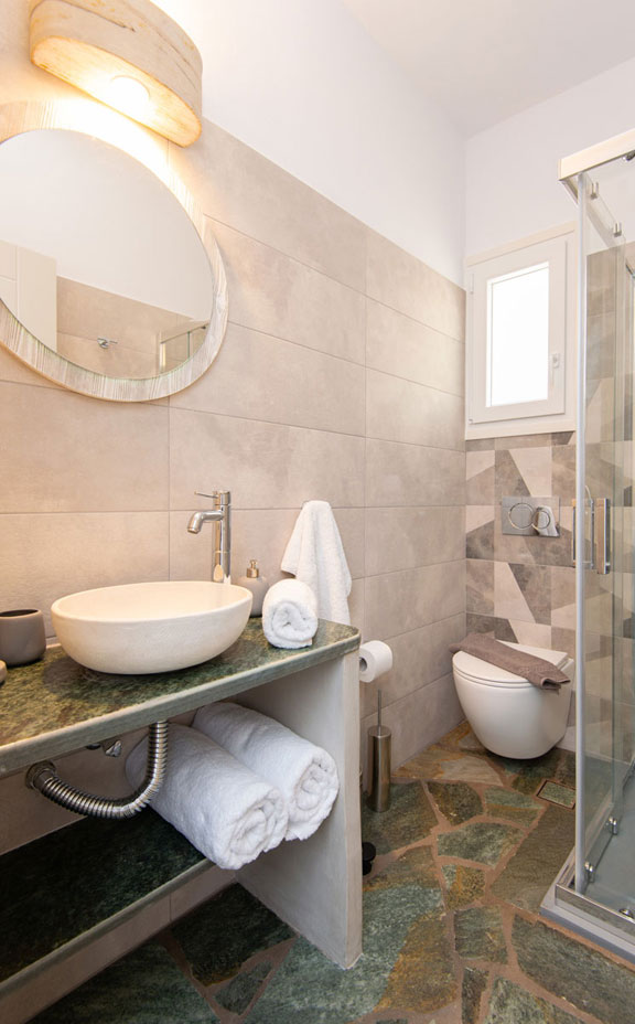 Salle de bain moderne dans les appartements de trois pièces