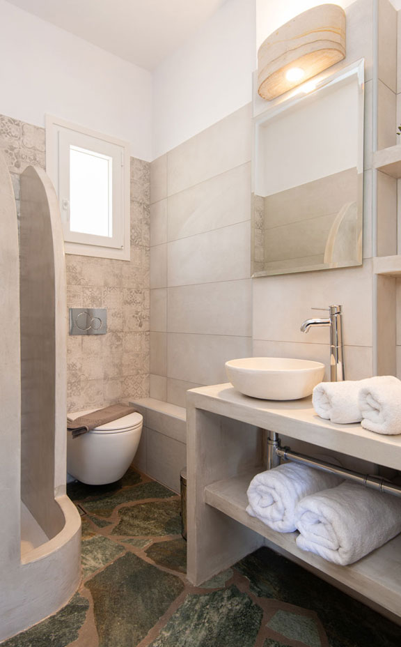 Salle de bain moderne dans les appartements de trois pièces