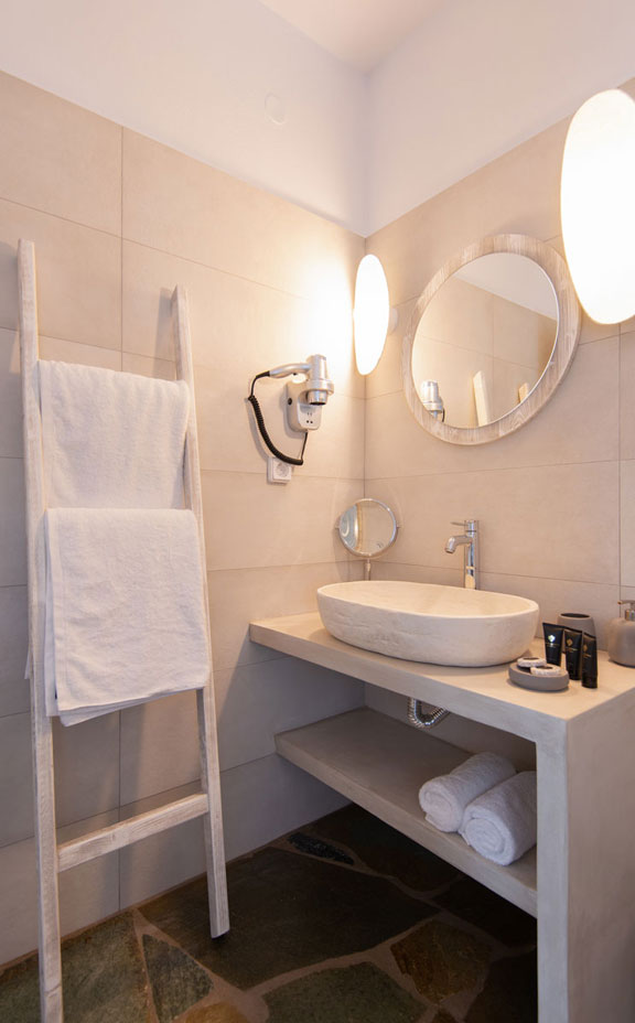 Salle de bain moderne dans les appartements de trois pièces