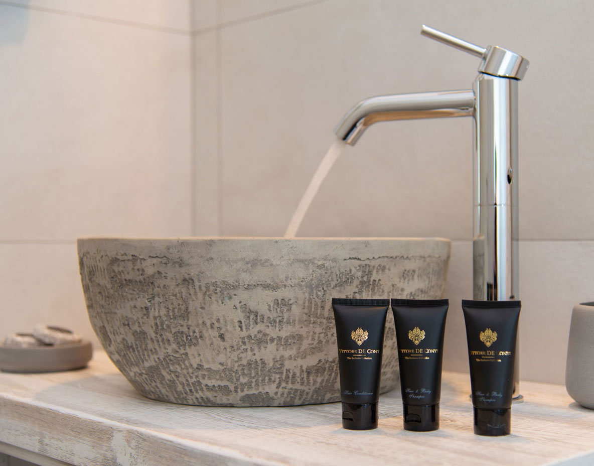 Salle de bain moderne dans les appartements de deux pièces
