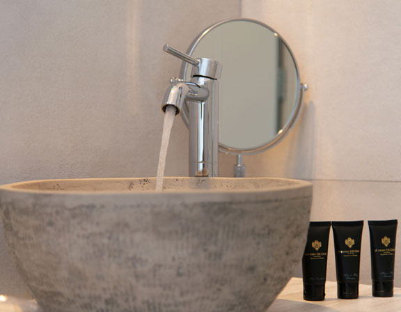 Salle de bain moderne dans les appartements de deux pièces