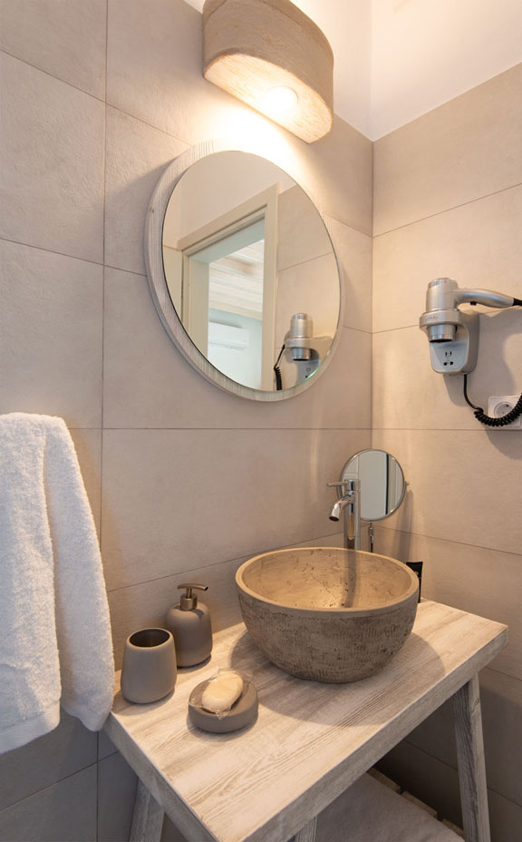 Salle de bain moderne dans les appartements de deux pièces
