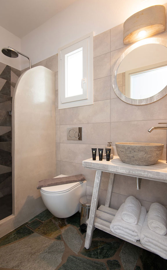 Salle de bain moderne dans les appartements de deux pièces