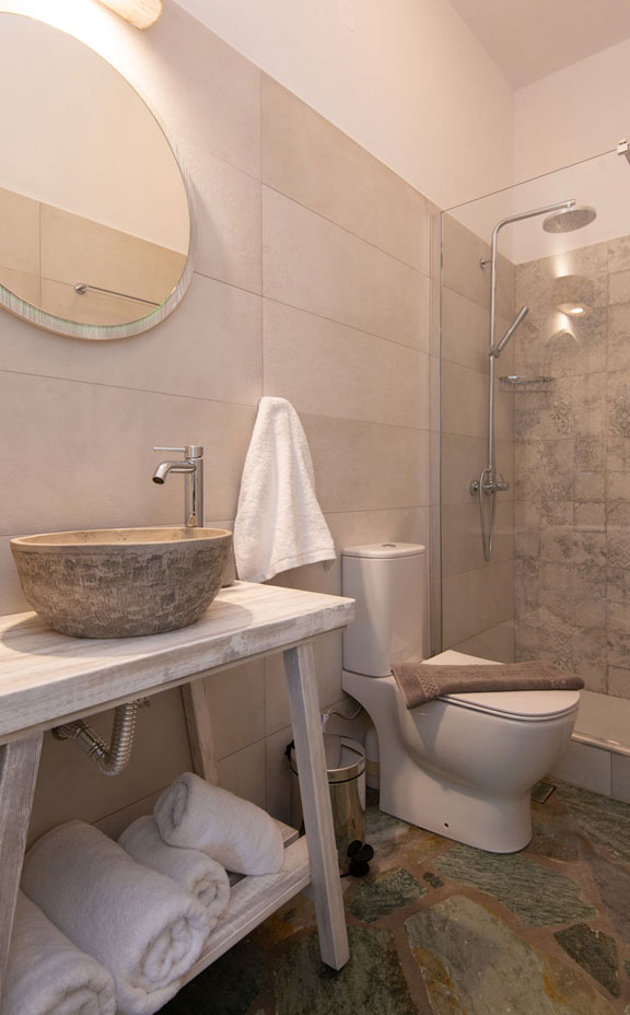 Salle de bain moderne dans les appartements de deux pièces