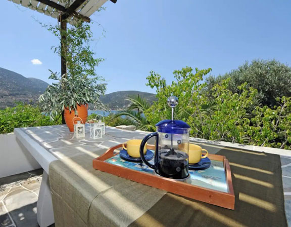 Grande véranda avec table à manger