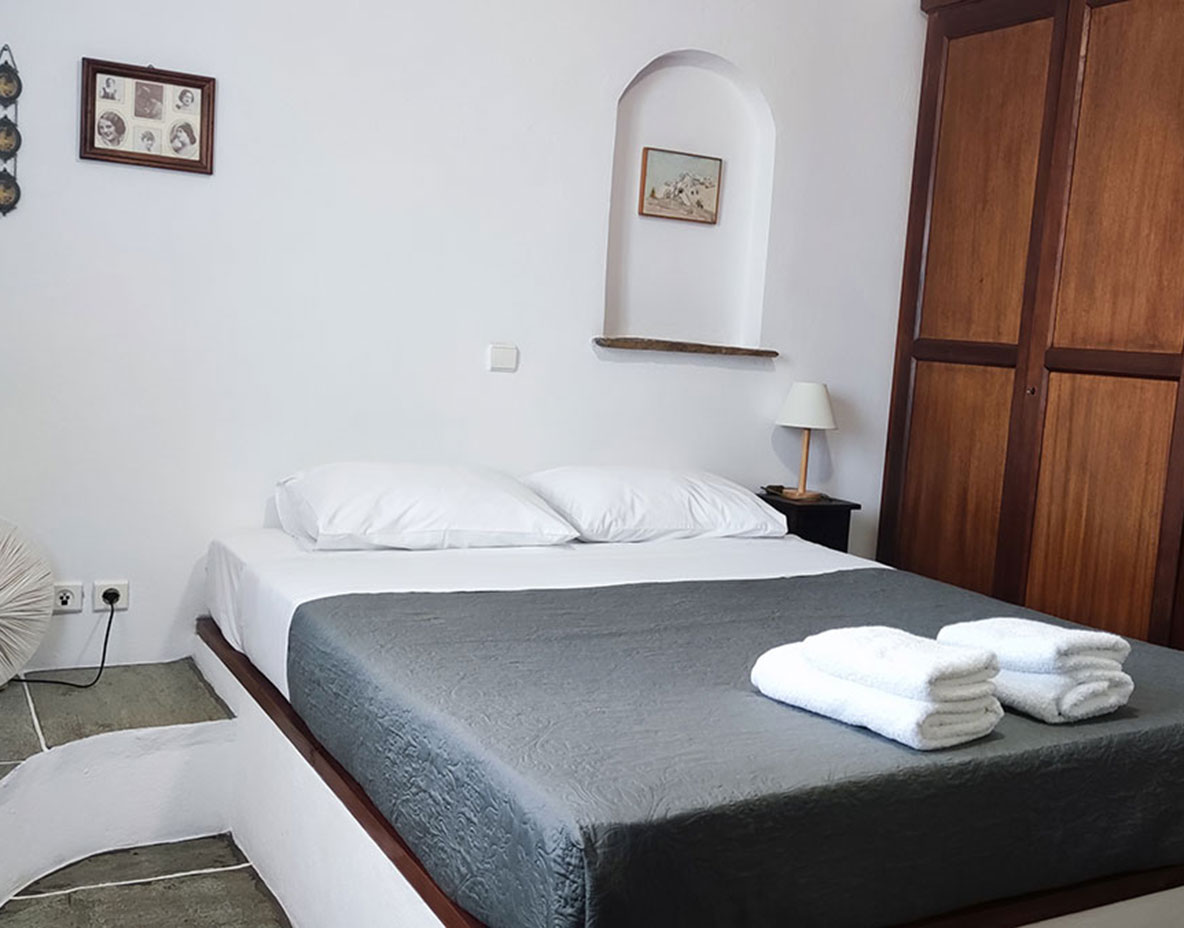 La chambre principale avec lit double