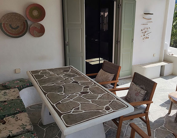 Véranda avec table à manger
