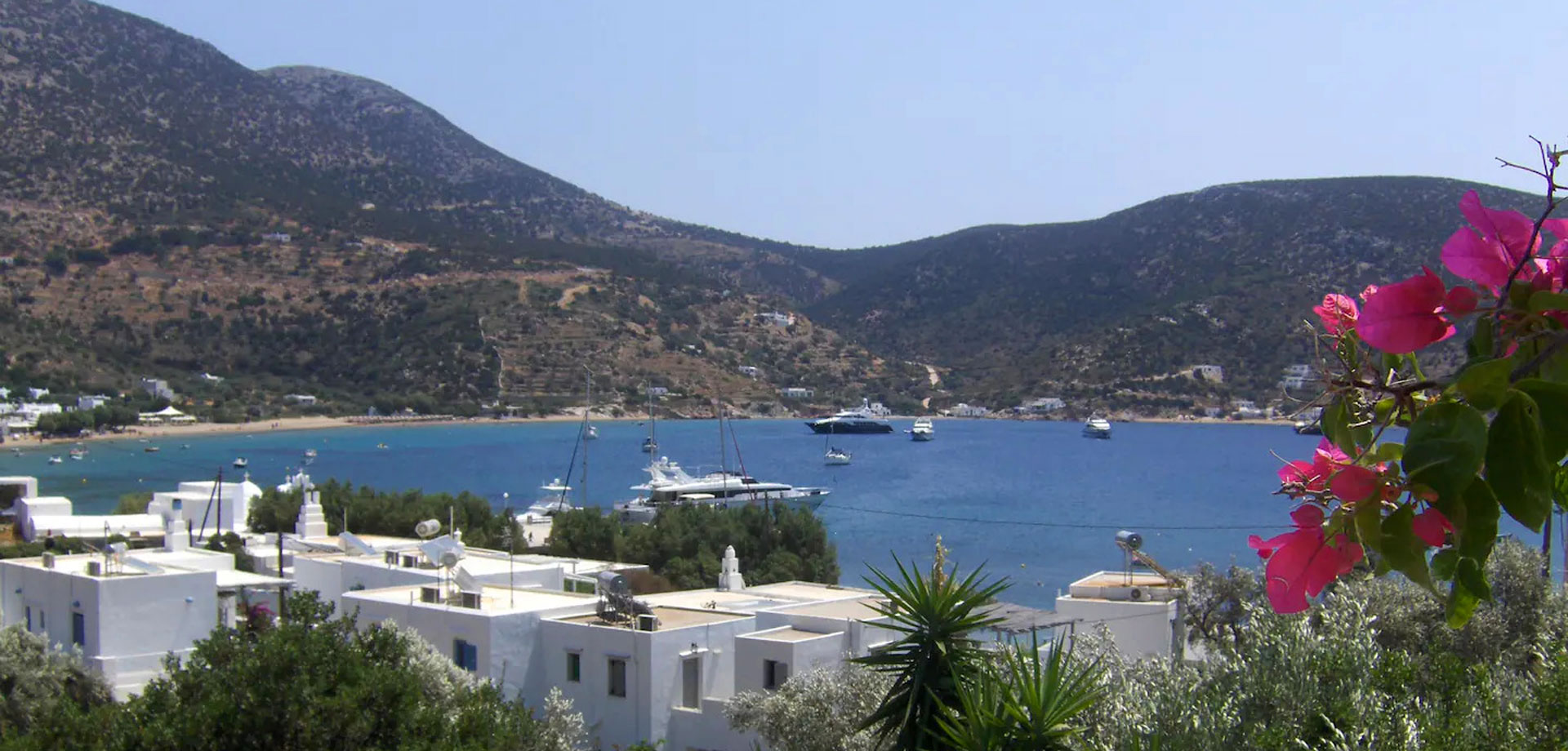 Véranda avec vue sur la baie de Vathy à Sifnos