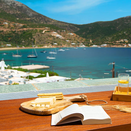 Véranda avec vue sur la mer à la plage de Thymari villas
