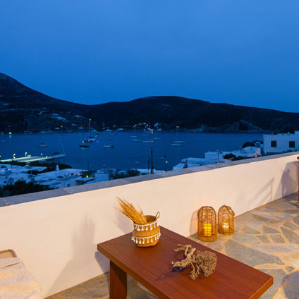 Vue sur la baie de Vathy et la mer depuis les villas Thymari à Sifnos